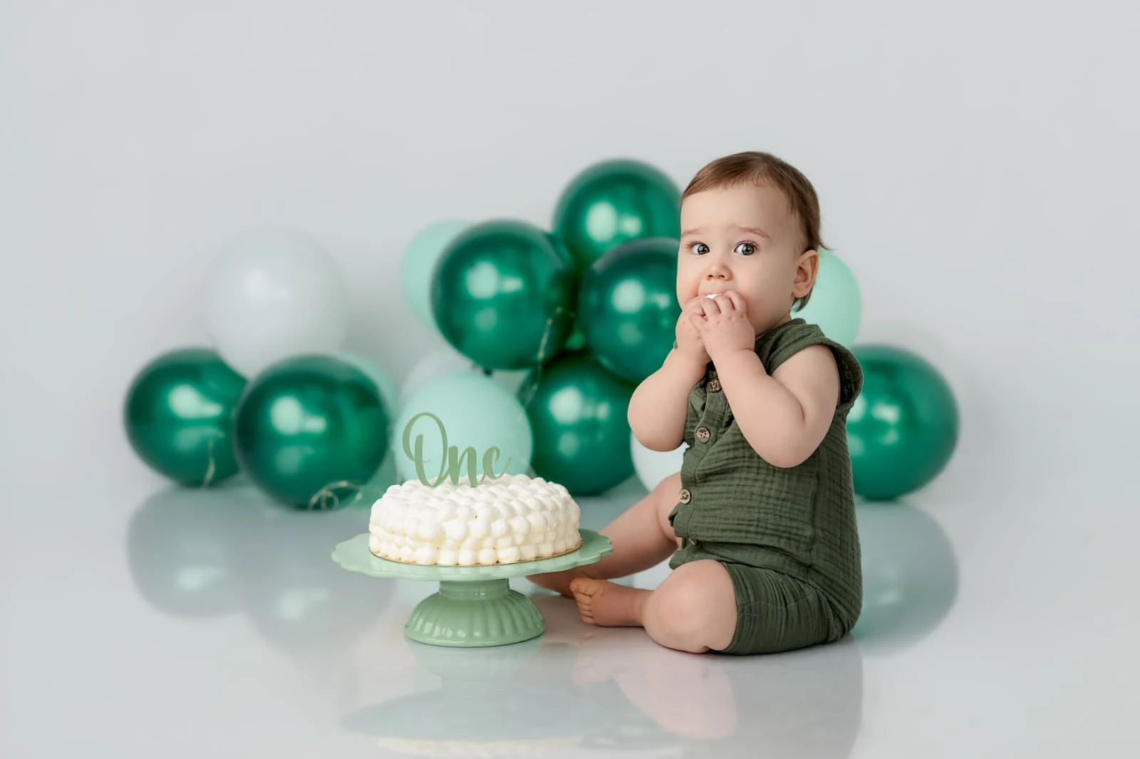 Séance smash the cake aux ballons verts, studio d’Angers